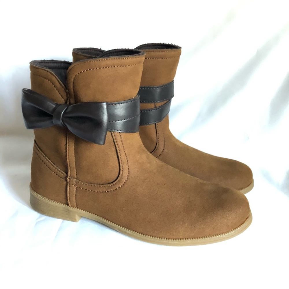 UGG girls’ boots new but without tags-size 5